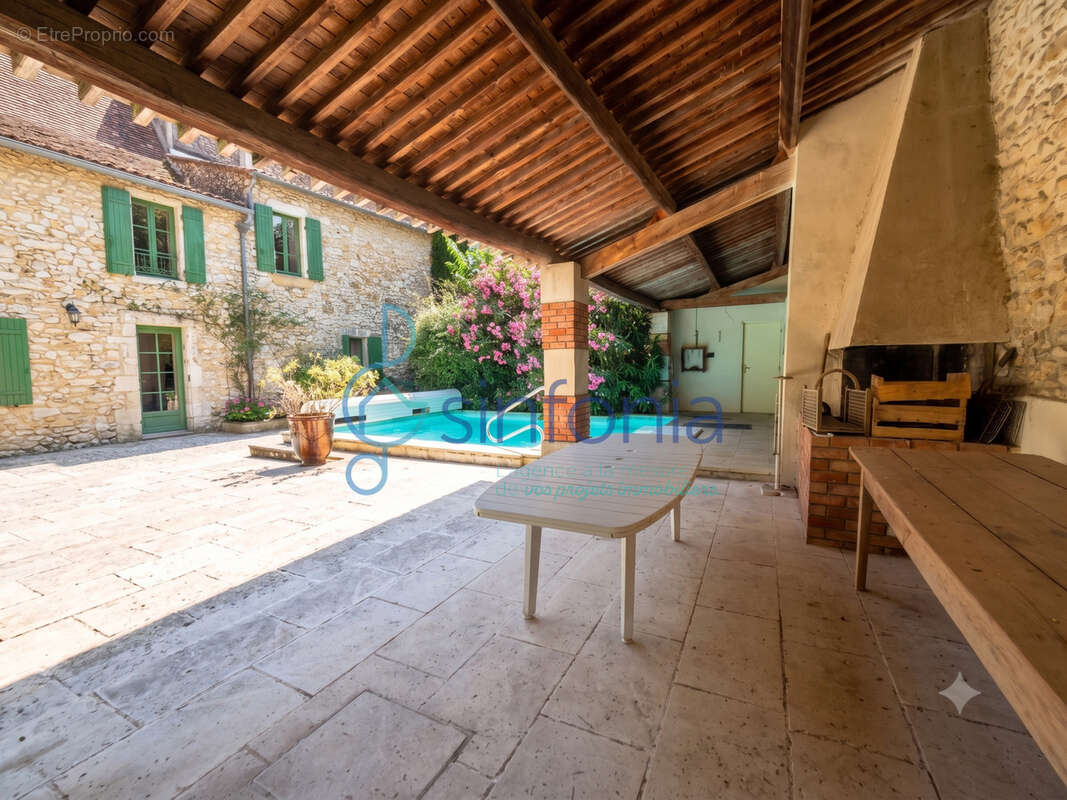 Demeure de caractère : 294 m2 habitables + 125 m2 de potentiel brut sur l'axe Nîmes/Uzès/Alès - photo 3