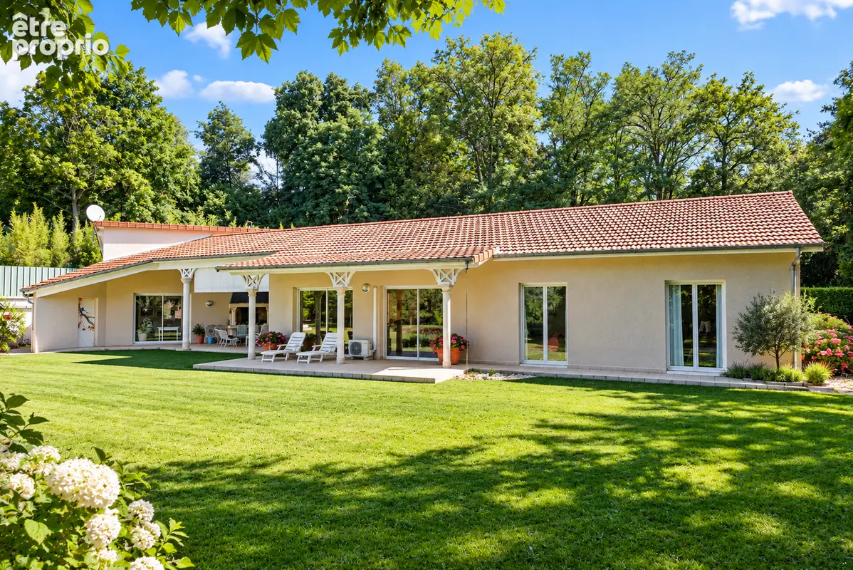 RIORGES SECTEUR PRISE  - Villa de plain pied avec piscine dans parc arboré - photo 2