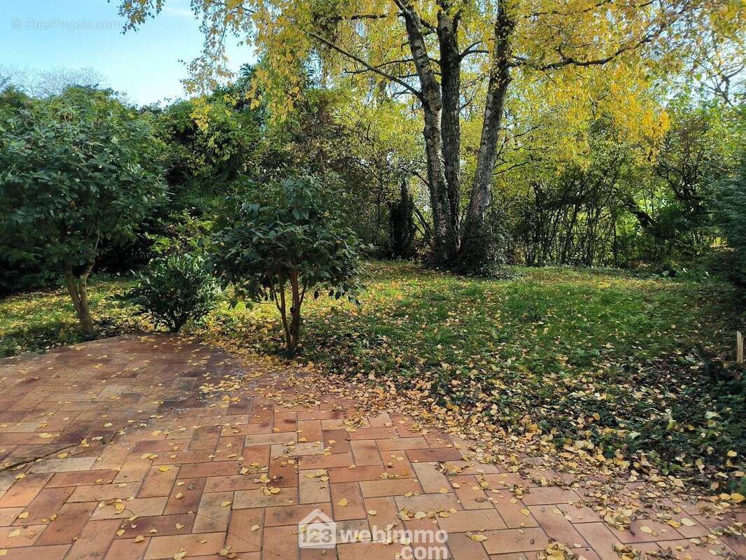 Érigée sur un terrain arboré de 324 m² - Maison à LAON