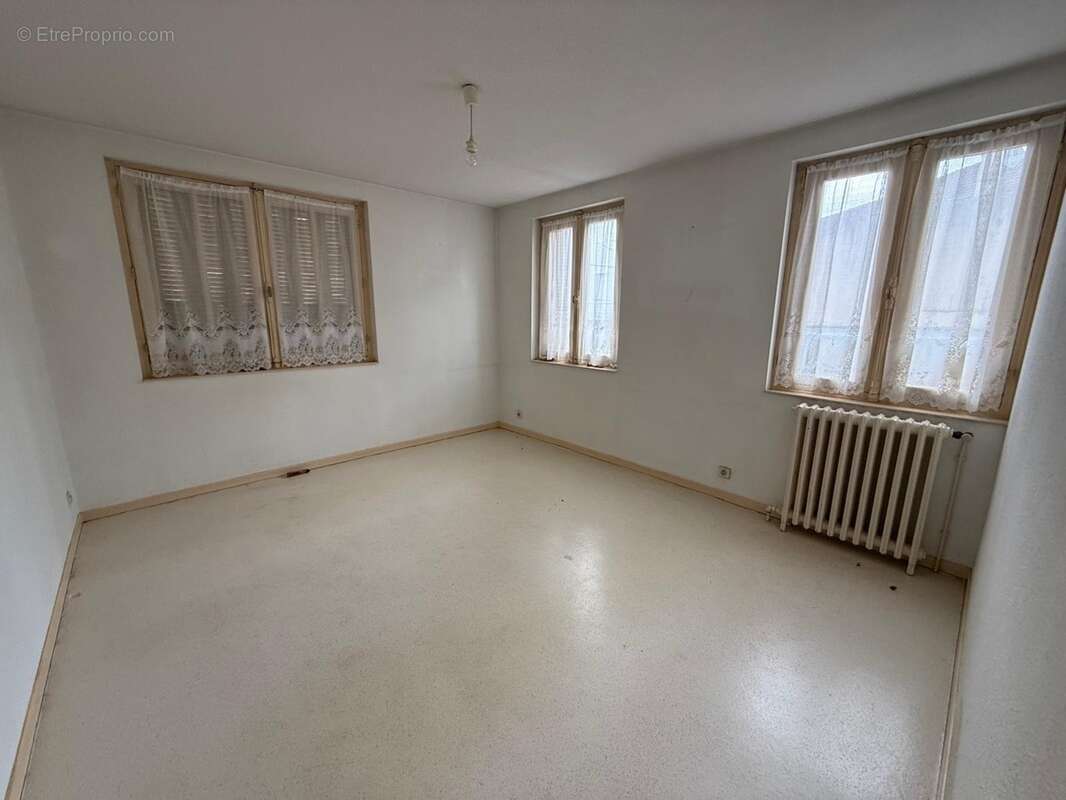 LOURDES CENTRE – Ensemble immobilier à fort potentiel avec ateliers, appartement, garages et terrasse - photo 6