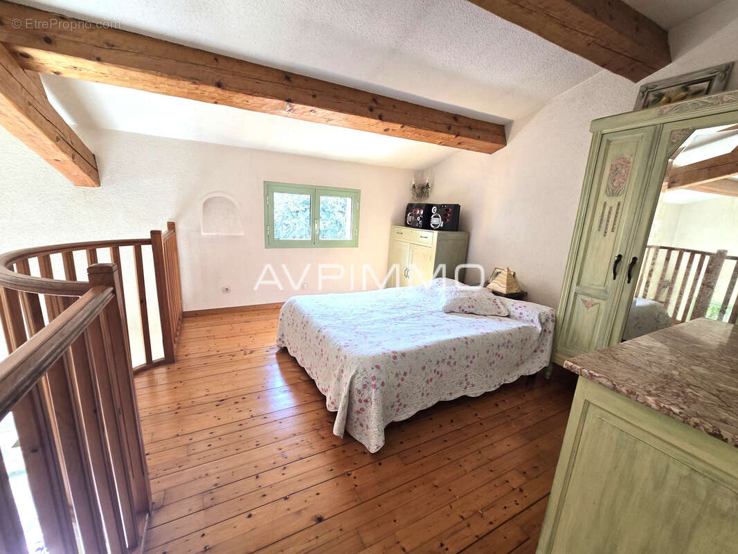 Saint-cyr-sur-mer   2 maisons + studio sur 950 m2   fort potentiel - photo 7