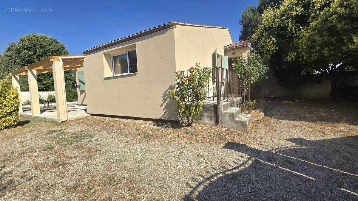 Maison à ENTRAIGUES-SUR-LA-SORGUE