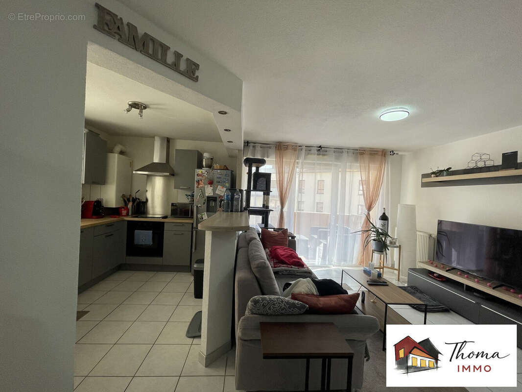 Salon et accès cuisine - Appartement à SIERENTZ