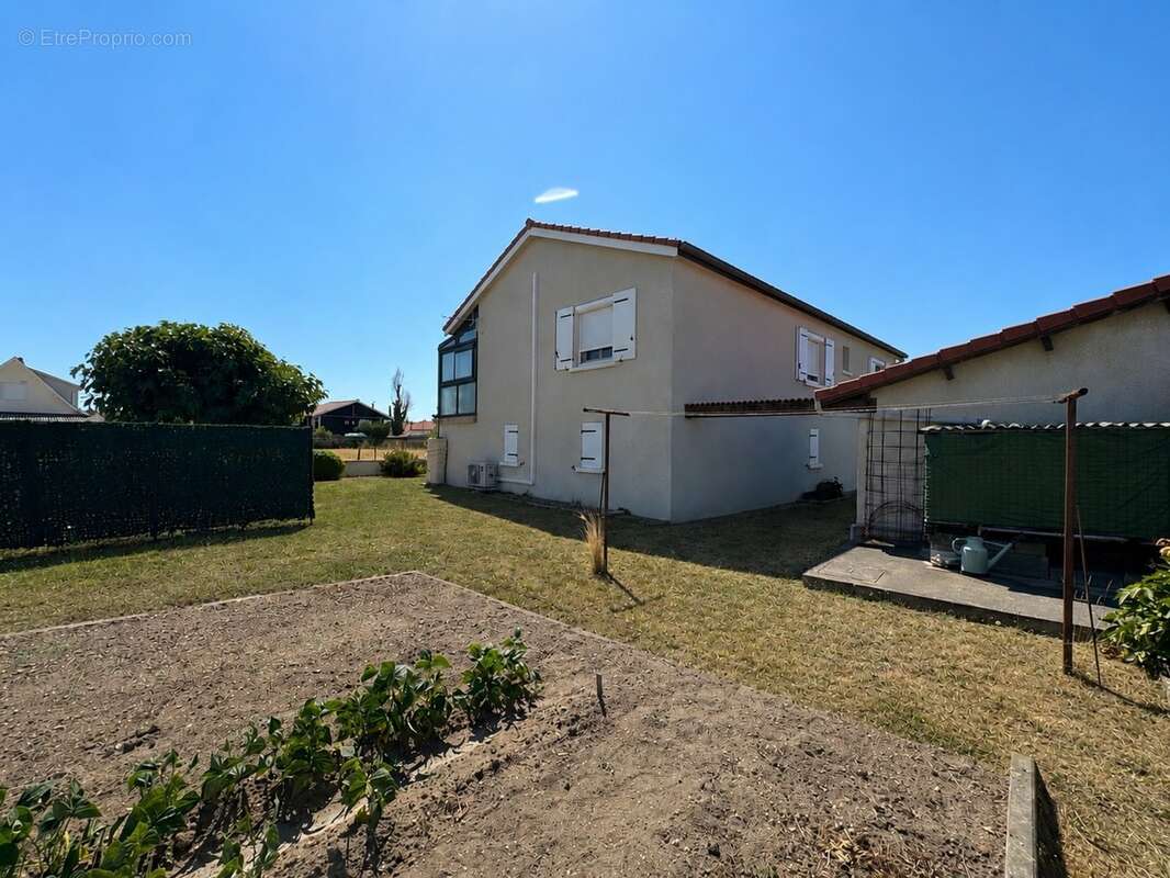 VEAUCHE – Belle maison familiale de 130 m² sur 1 050 m² de terrain - photo 9