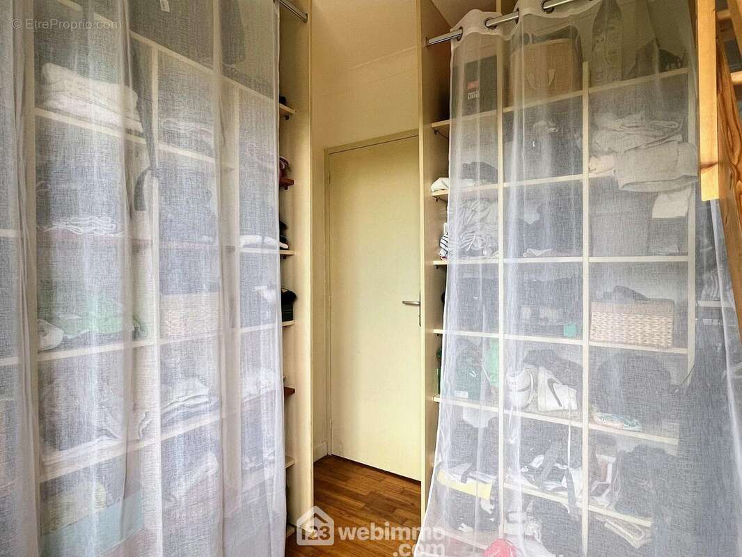 On trouve à proximité des chambres un dressing... - Maison à MURS-ERIGNE