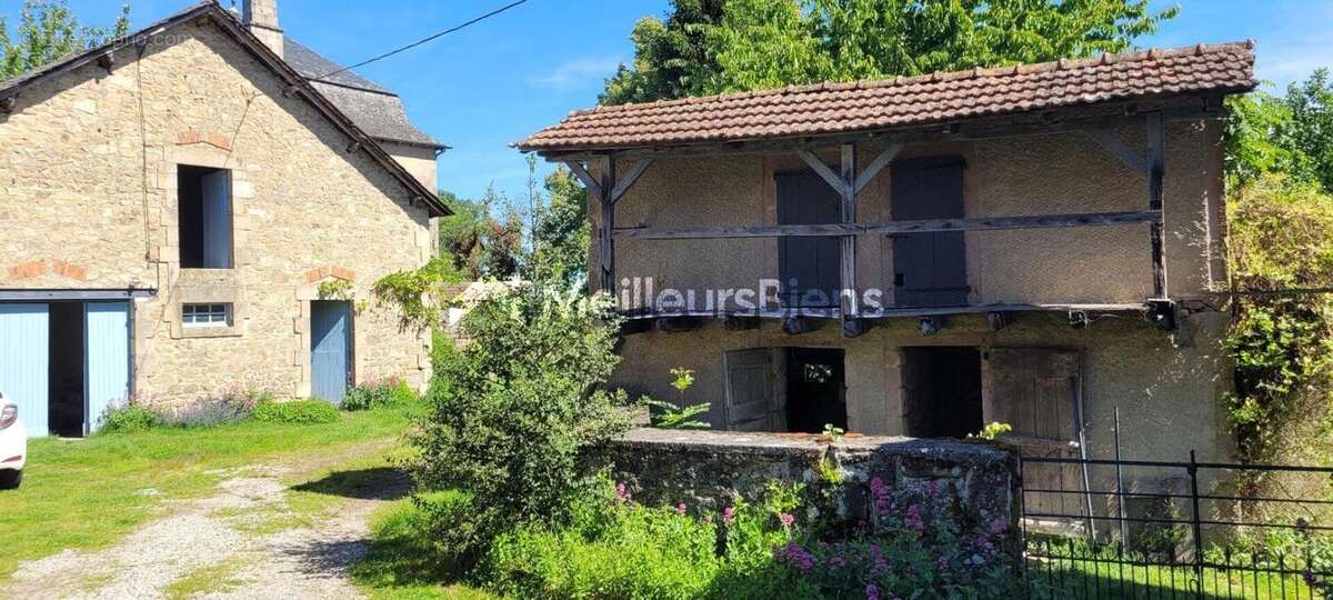 Maison du 19e avec granges , annexes, terrain de 9000 m2 - photo 2