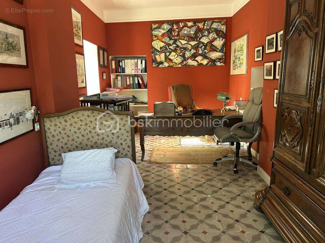 Château et sa maison de gardien - vue -terrain - piscine - dépendances - photo 16
