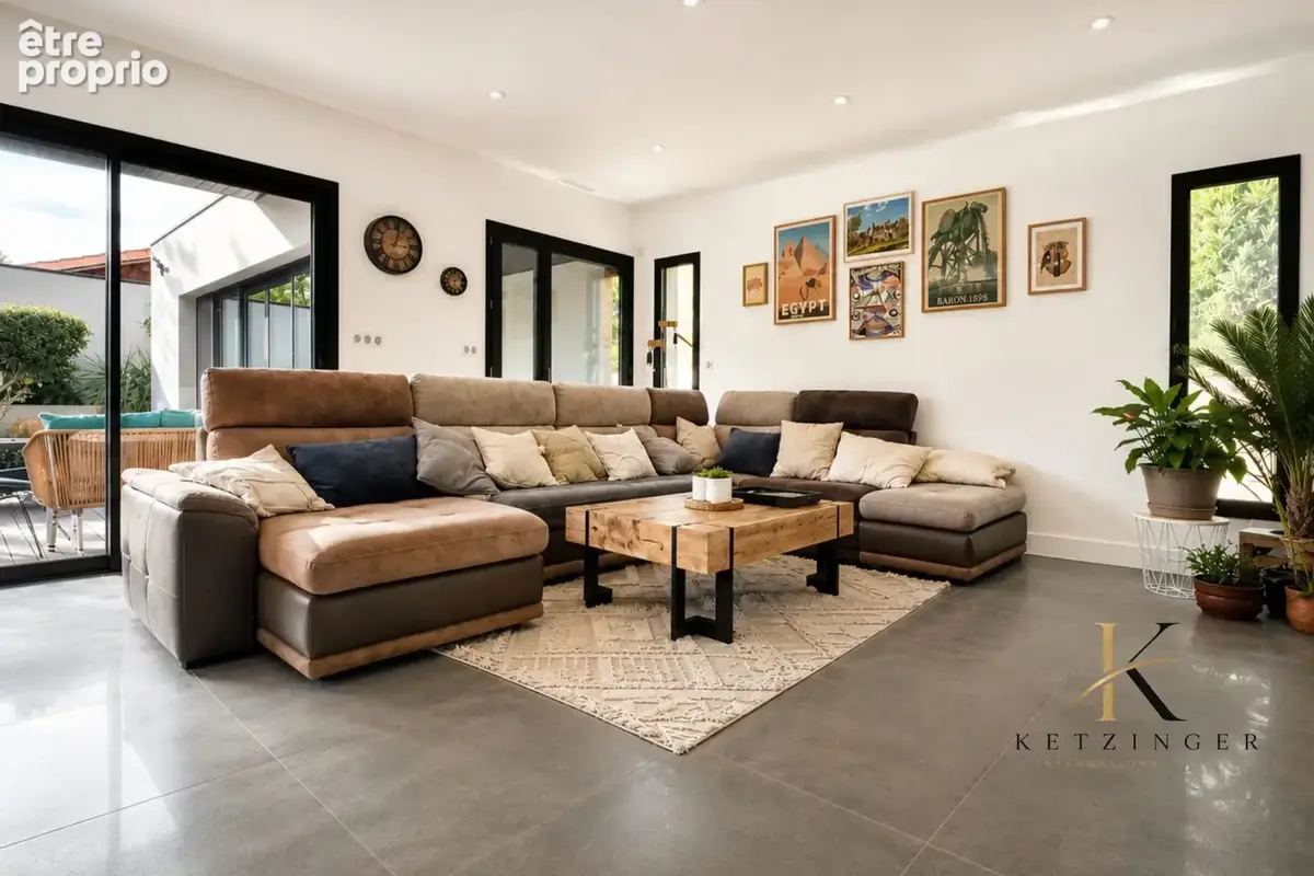 Intérieur scandinave lumineux et moderne