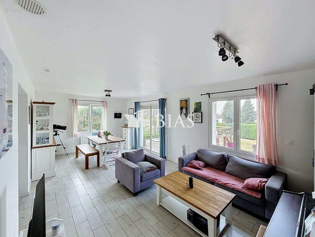 Maison 170 m² à Saint-Ouen-Du-Tilleul  - photo 2