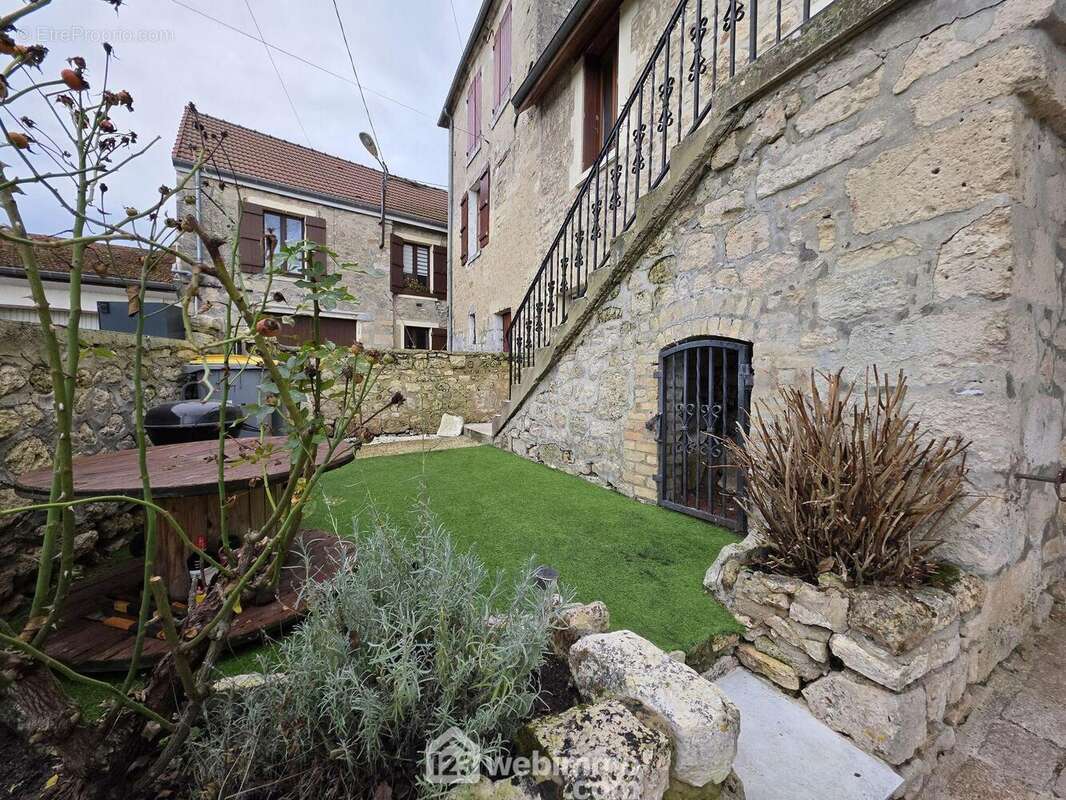 Agréable petite cour idéale pour profiter des beaux jours - Maison à REVILLON