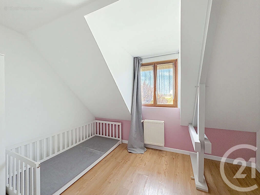 Maison 111 m² à La Riviere-De-Corps  - photo 9