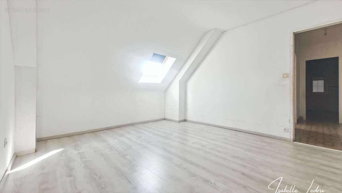 Maison à SAINT-JULIEN-DE-VOUVANTES