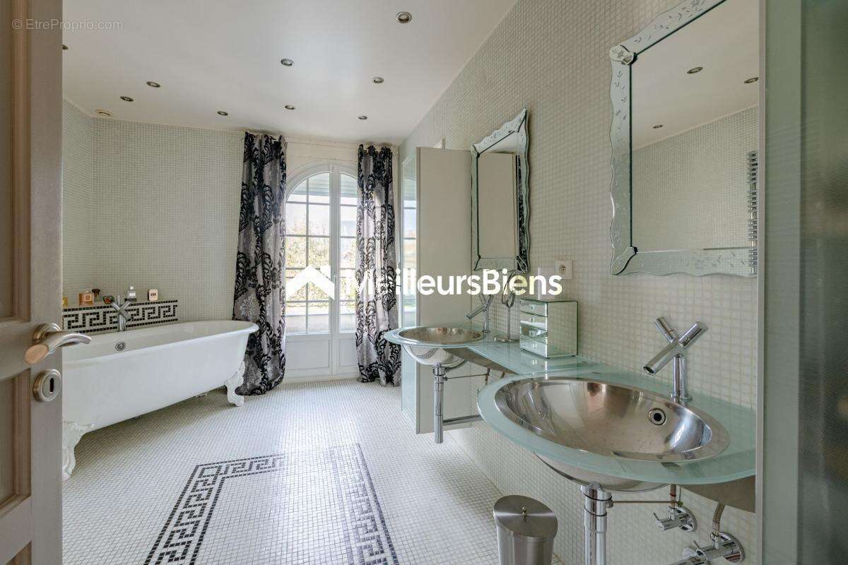 Maison à CHENNEVIERES-SUR-MARNE
