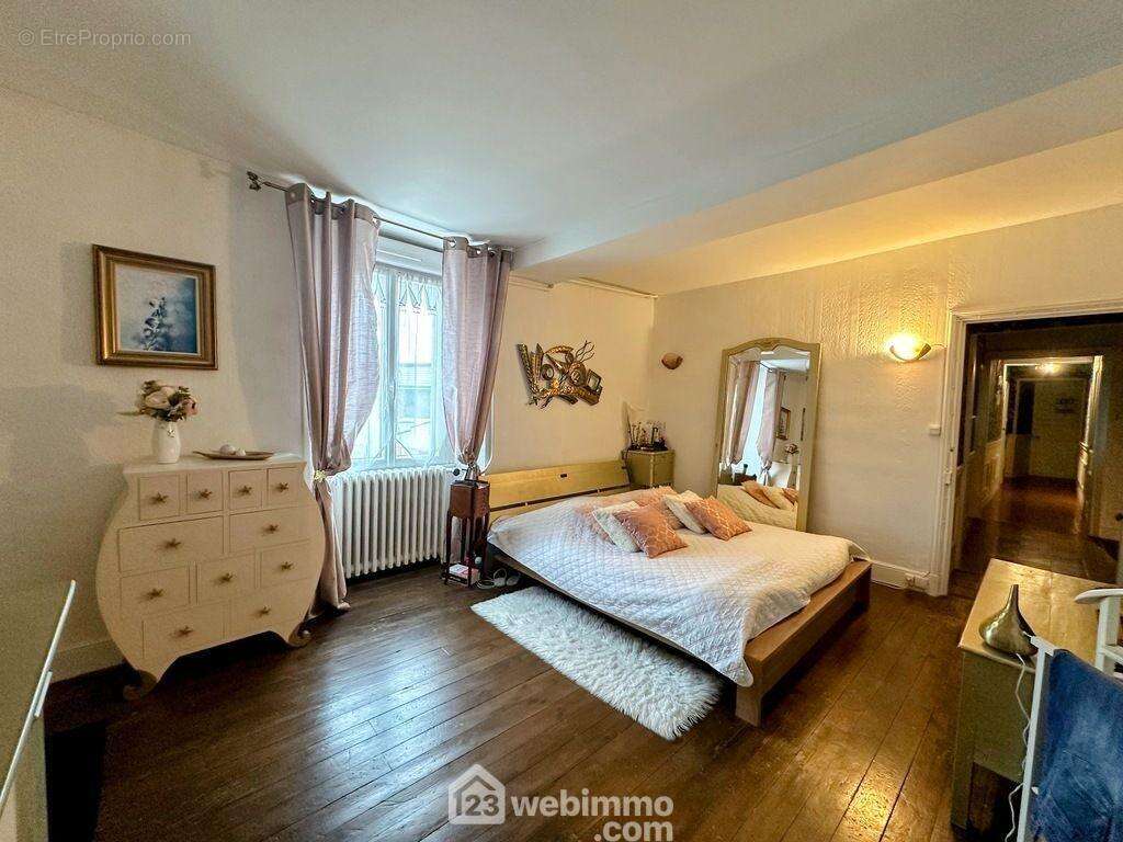 A l'étage on trouve une suite parentale de 29 m²... - Maison à VIHIERS