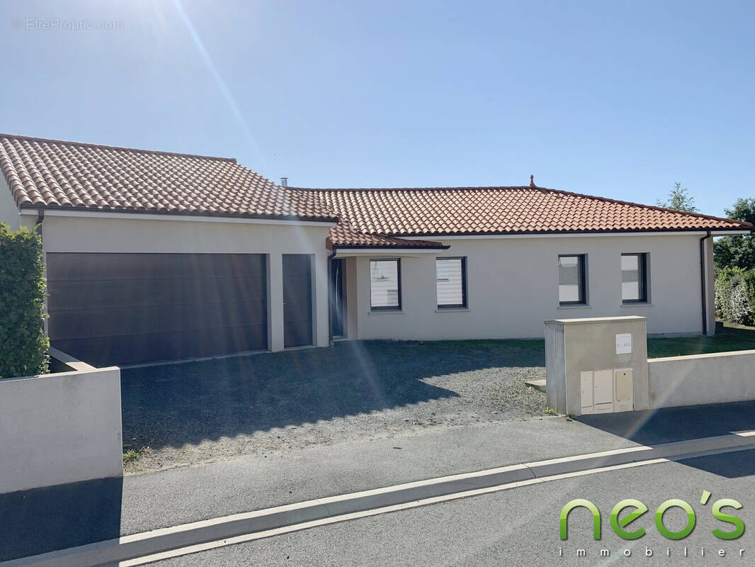 Maison à SAINT-MACAIRE-EN-MAUGES