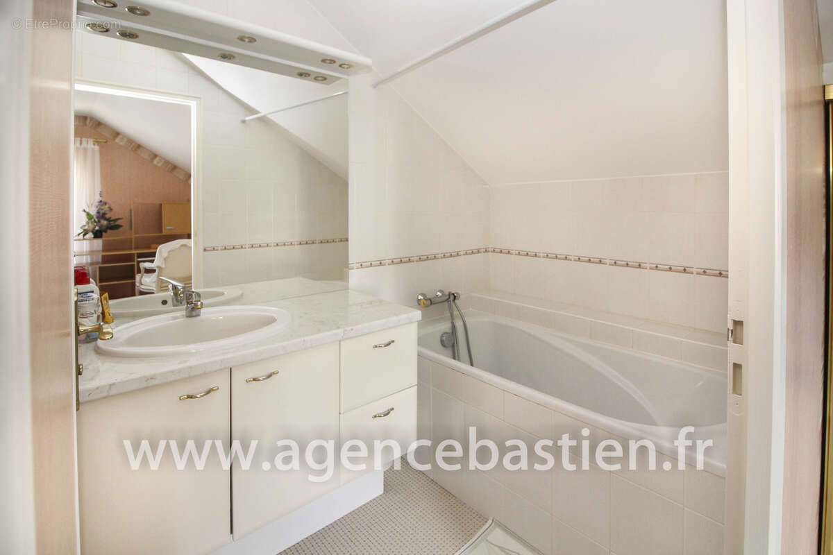 Maison à SAINT-GENIS-POUILLY