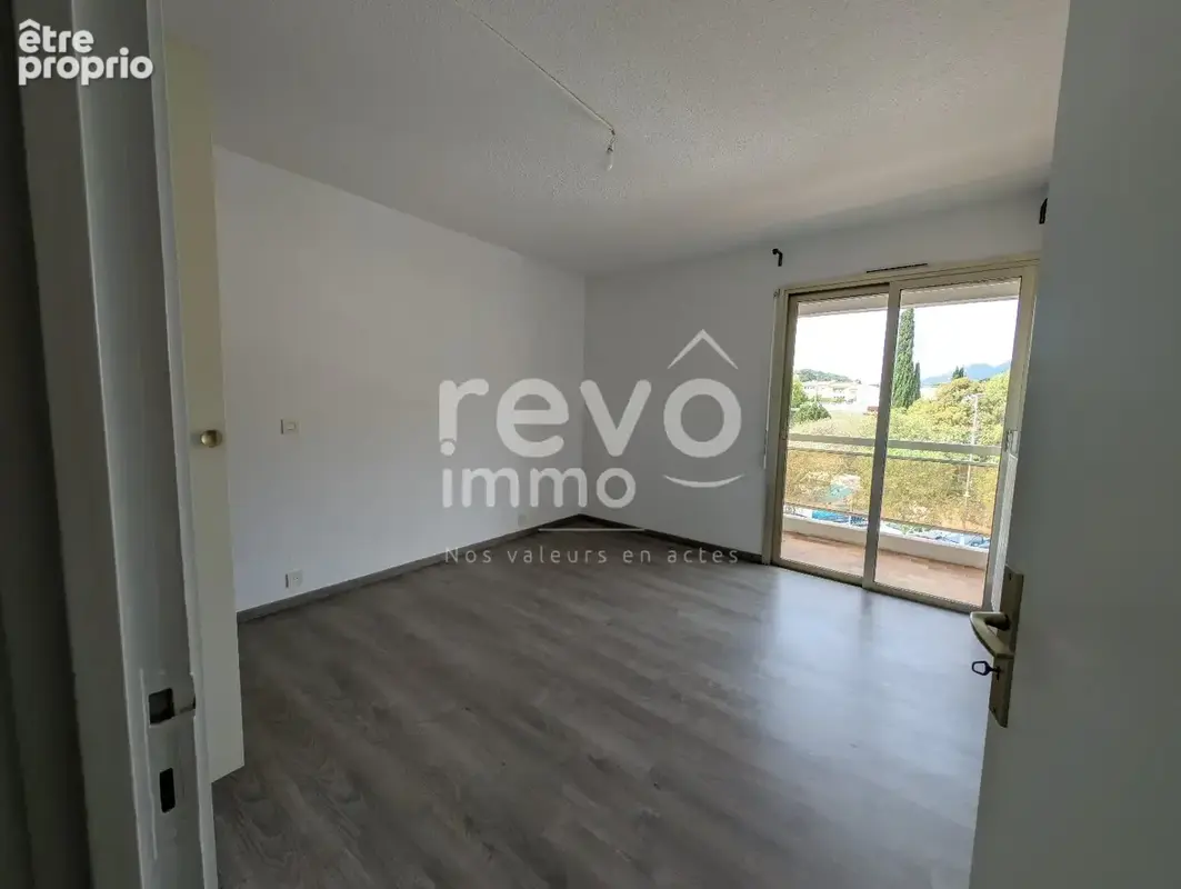 Commerces au pied de l'immeuble ! - photo 5