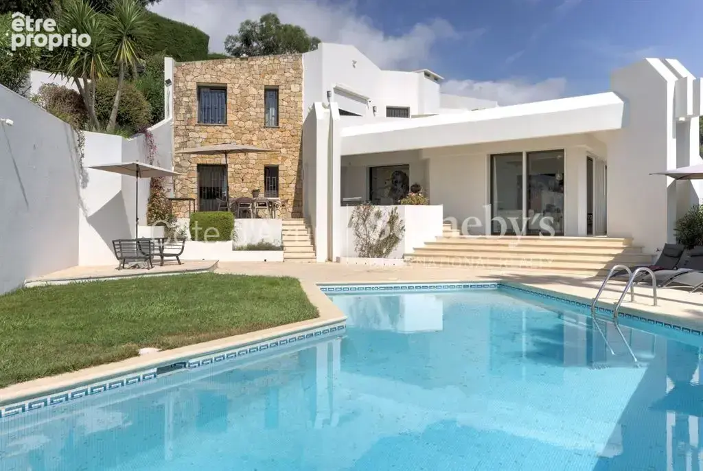 Super Cannes Vallauris, villa de 260 m² avec cinq chambres, piscine et vue mer - photo 19