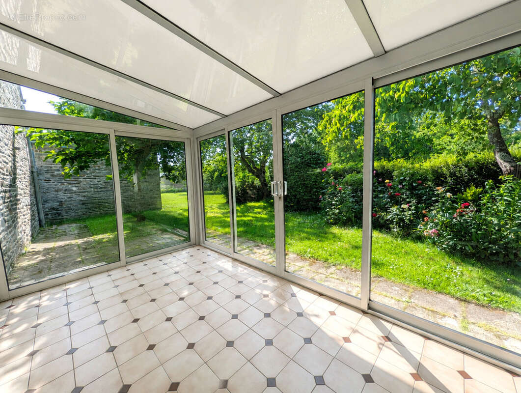 Maison en pierre avec dépendances et jardin – La Chapelle-Gaceline (La Gacilly) - grand terrain - véranda - charme - garage - photo 4