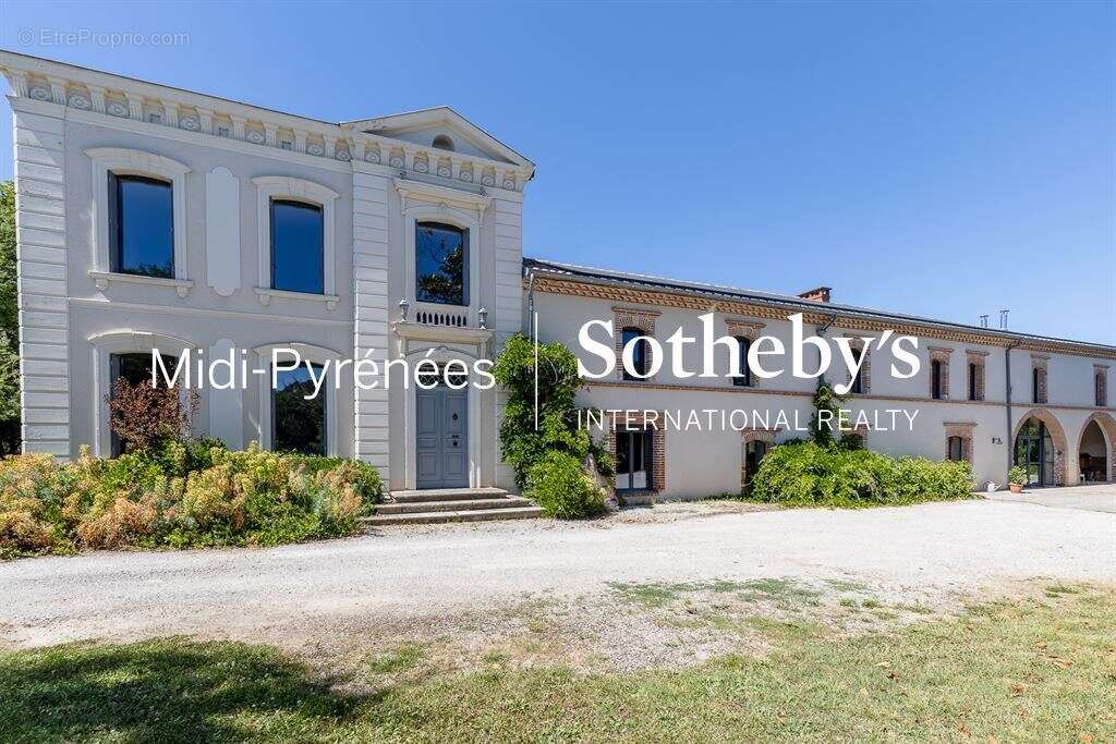 Propriété équestre de 11HA, 3 gîtes et salle de séminaire - photo 2