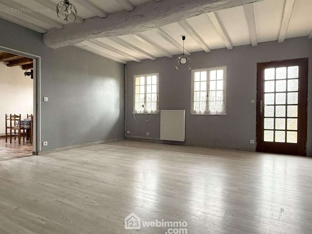 De l'autre côté, le salon de 26 m2.