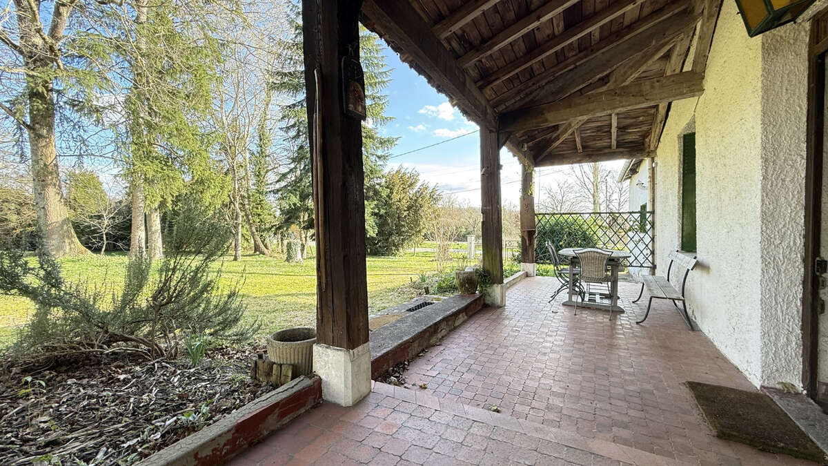 Maison de campagne familiale à rénover entièrement avec grand terrain et dépendances - photo 7