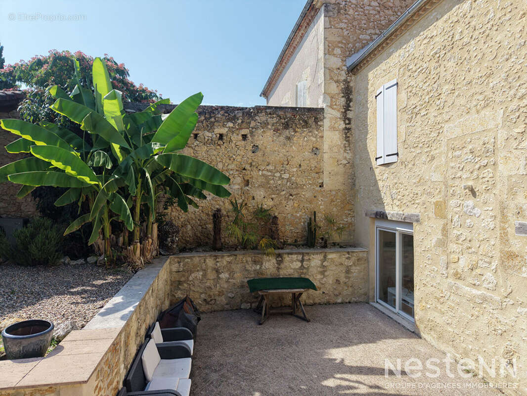 A Vendre Maison de ville en pierre rénovée avec cour intérieure et piscine au centre-ville de Condom - photo 19