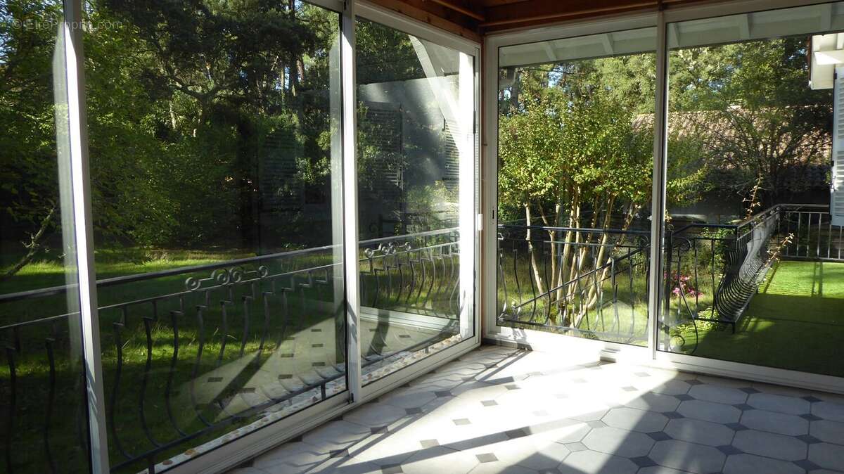 Maison contemporaine 200 m² avec T3 indépendant, piscine, terrain 1300 m²  proche lac  sans vis-à-vis  fort potentiel - photo 6
