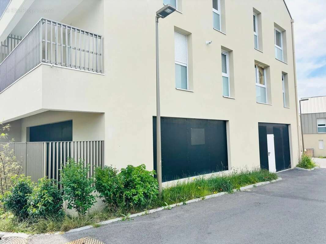 Commerce à FRENEUSE