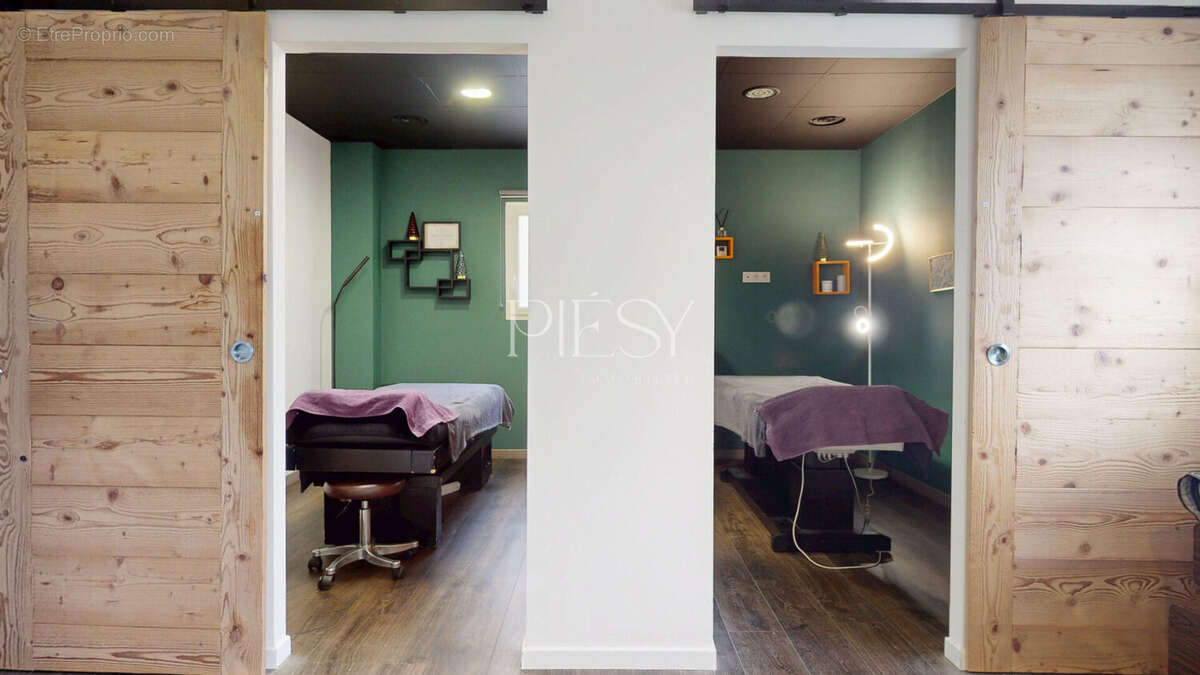 Commerce à ETREMBIERES