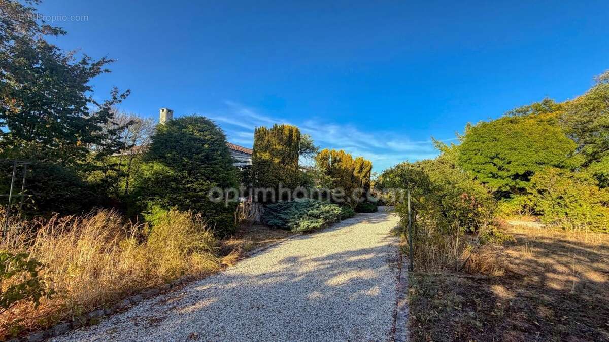 Propriété familiale 5 pièces au cœur d'un véritable parc de 2 158 m² - LA ROCHELLE (17) - photo 13