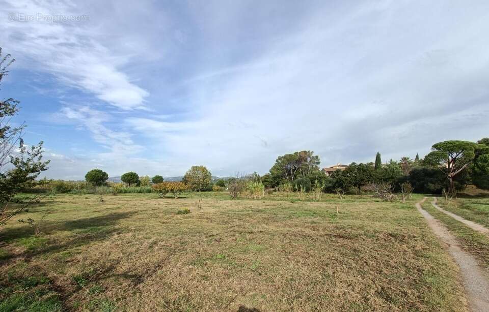 Terrain à FREJUS