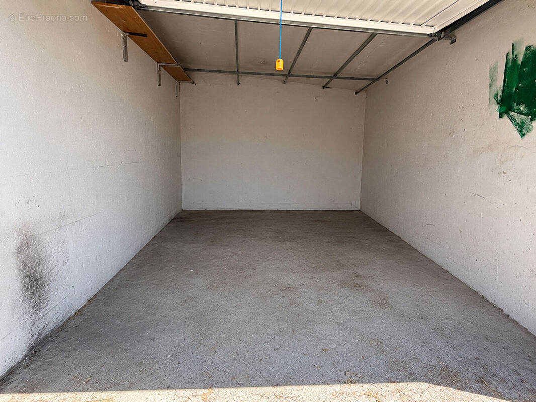 Parking à CARROS