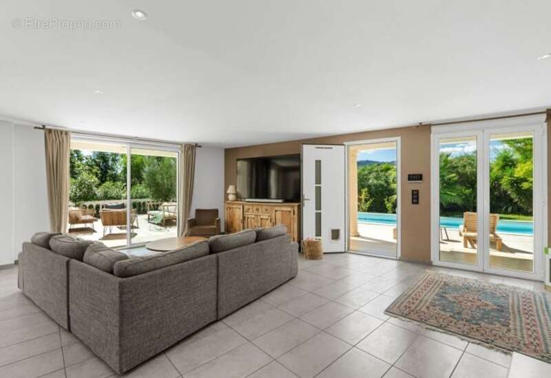 Maison à LA ROQUETTE-SUR-SIAGNE