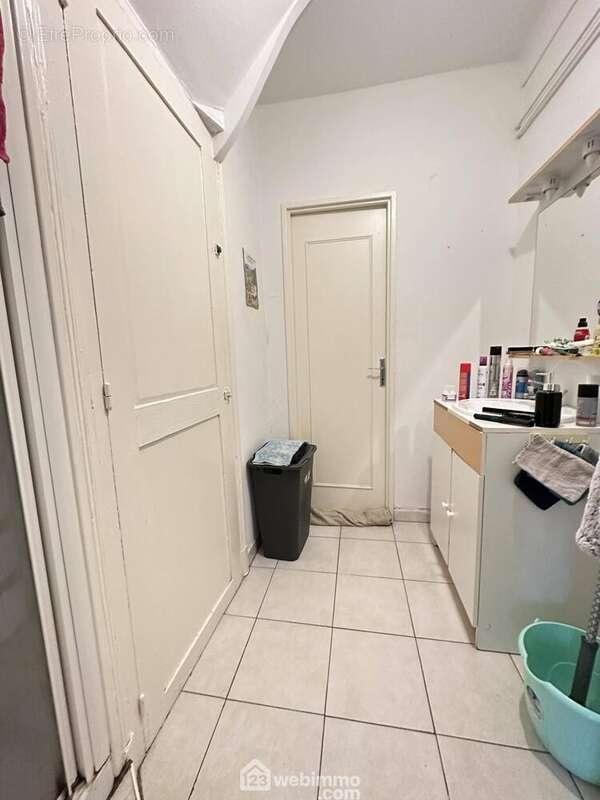 La salle de bains avec lavabo et une douche