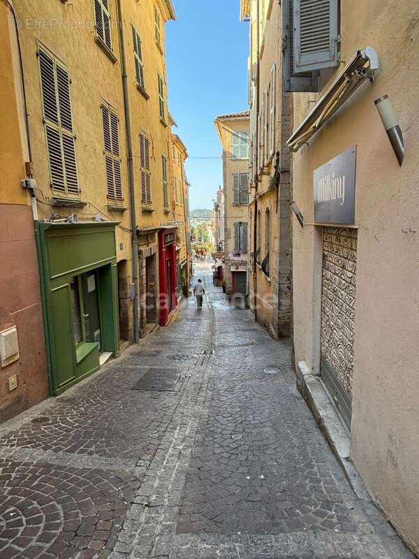 Local à Louer HYERES (83) - Centre Historique - Rue Portalet - photo 4