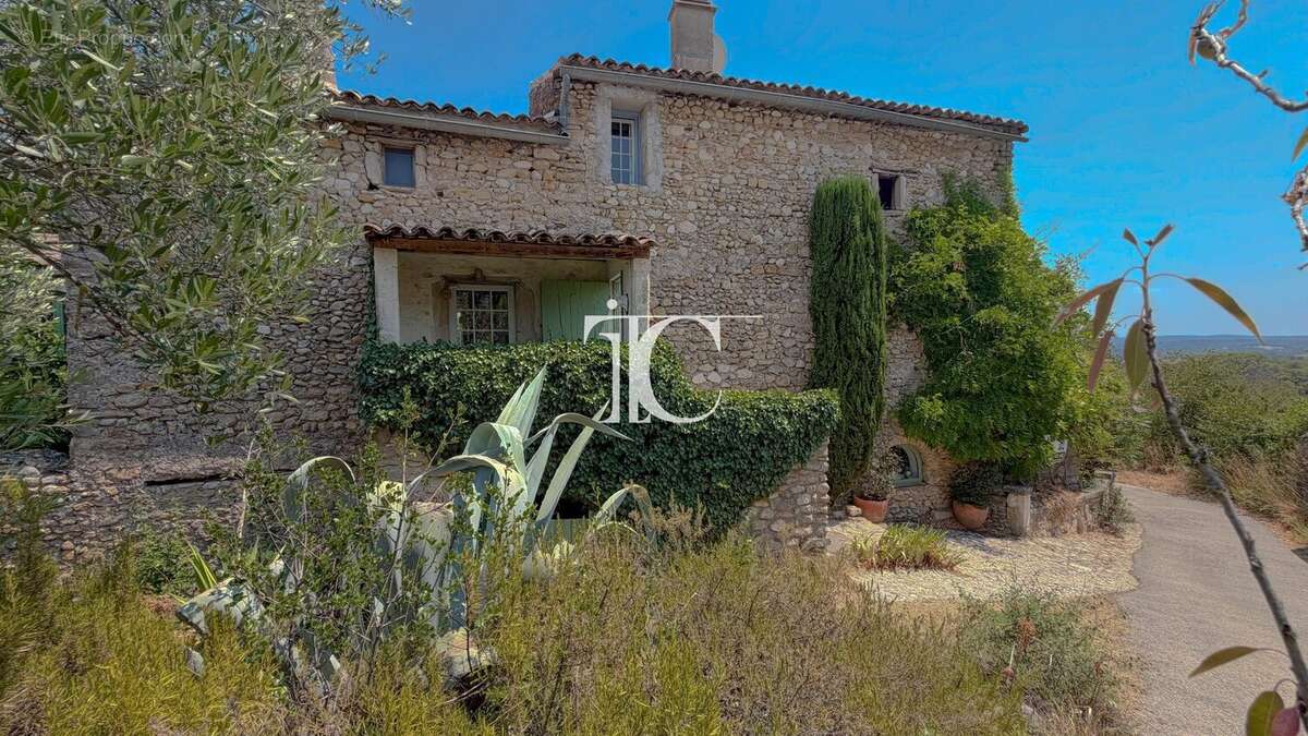 Maison de charme avec vue dégagée, dépendances et grand terrain méditerranéen - photo 3