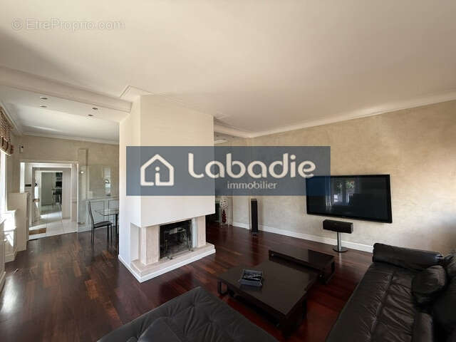 Rare à la vente, magnifique ensemble immobilier avec une maison d'habitation, piscine, jacuzzi, spa, dépendanc - photo 4