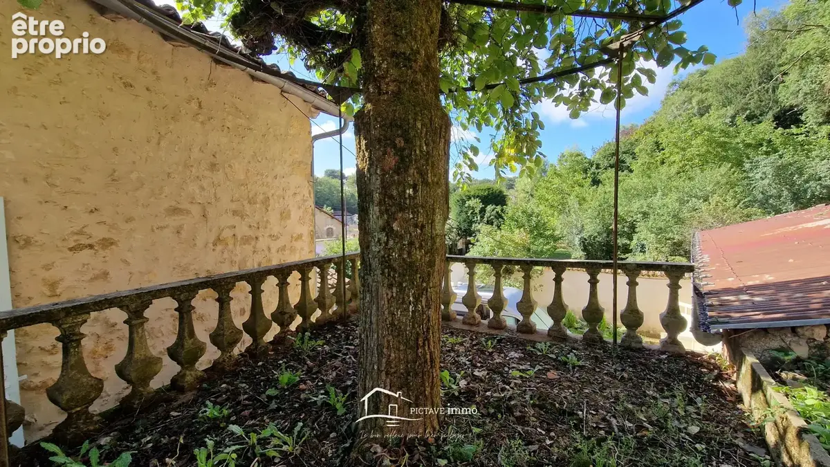 Maison de bourg spacieuse avec dépendances   Lusignan centre - photo 15