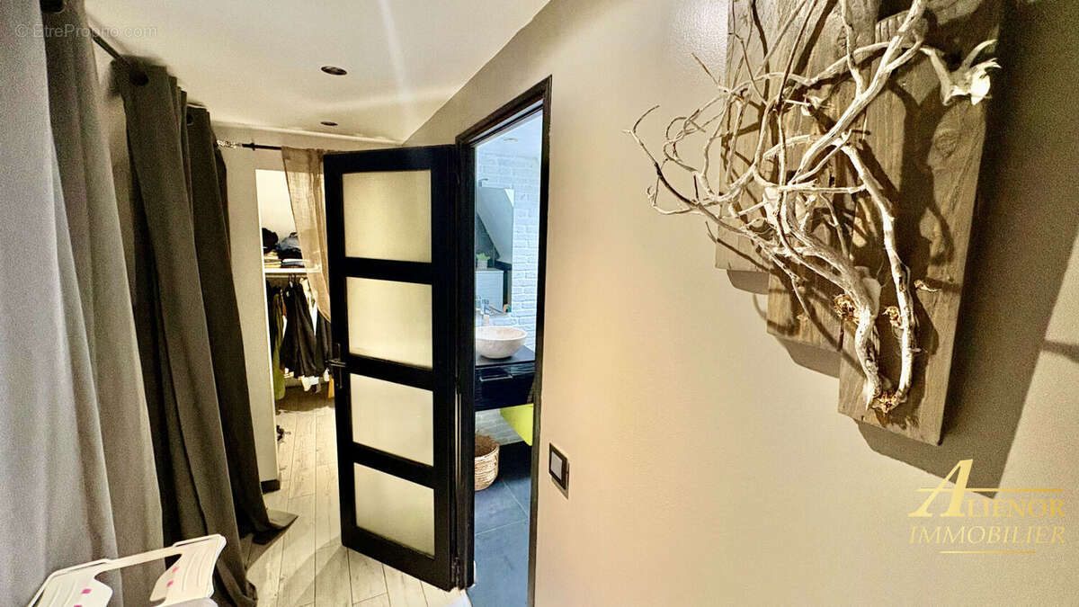 Maison à SAINT-PIERRE-DE-CHIGNAC