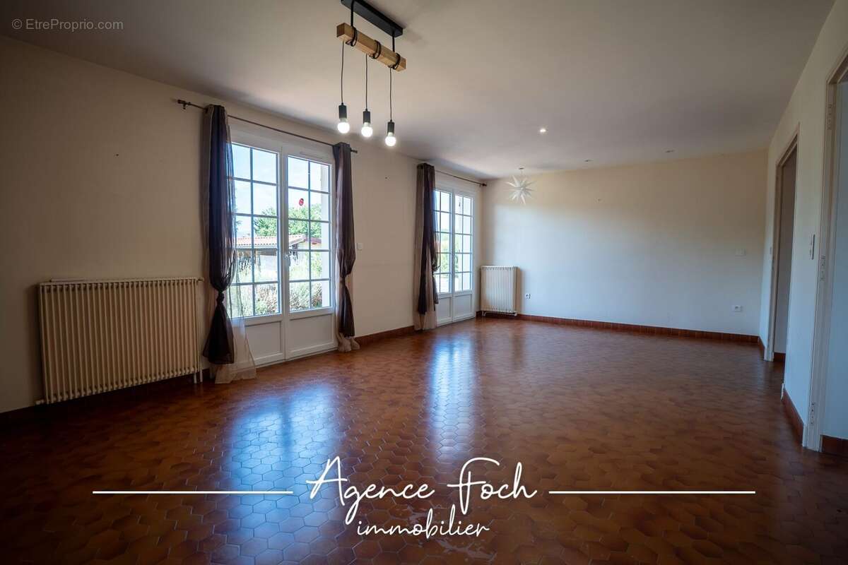Maison 268 m² à Tarbes  - photo 4