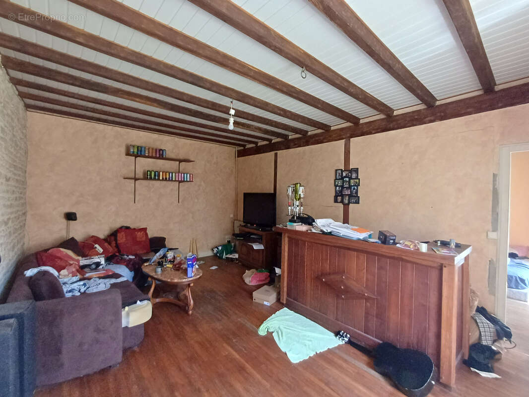 Maison à LES ADJOTS