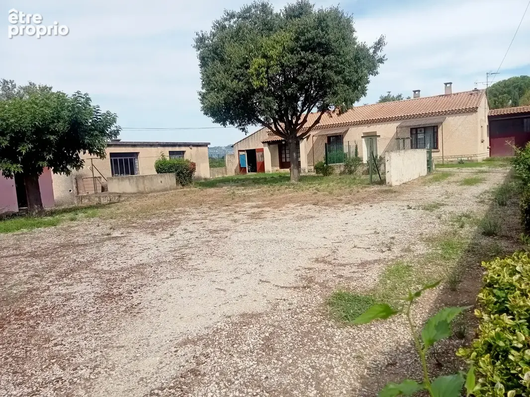Villa avec 2 logements plus nombreuses dépendances et garages - photo 8