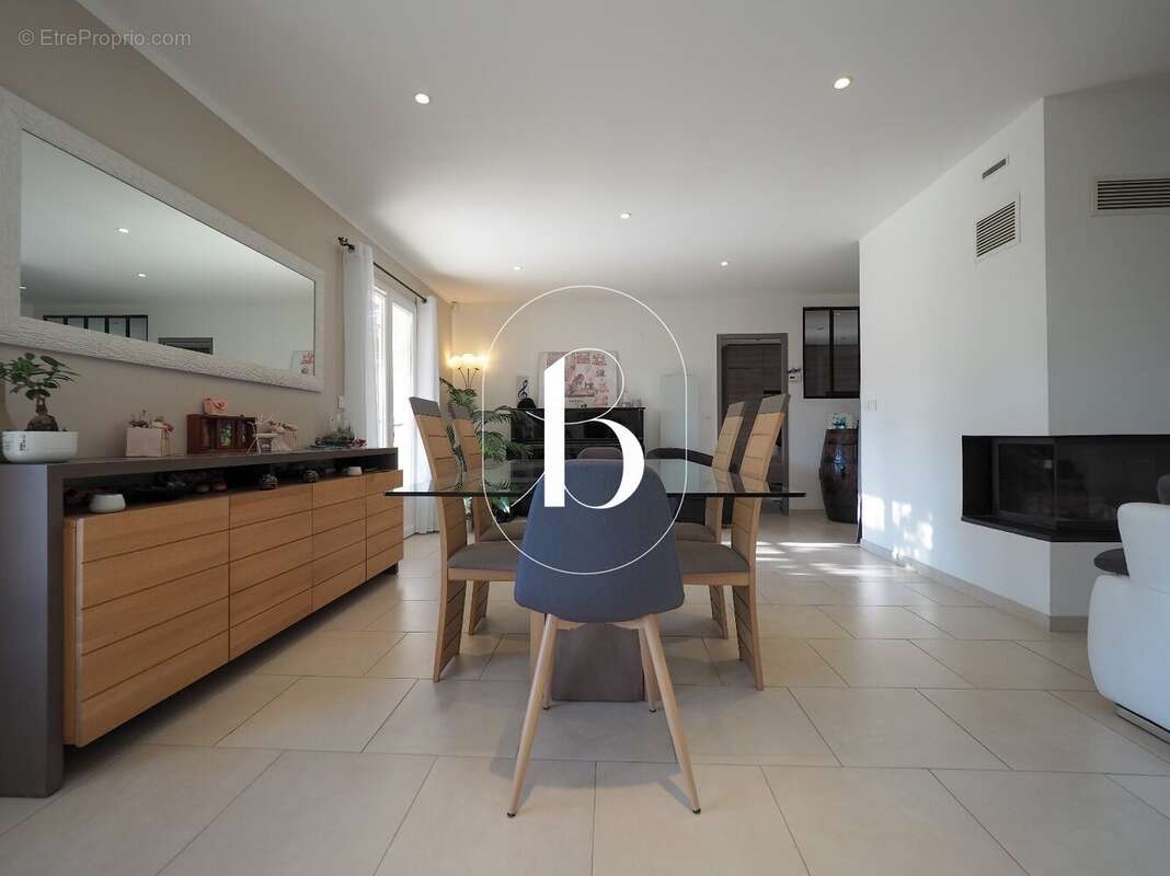 Maison à LA ROQUE-SUR-CEZE