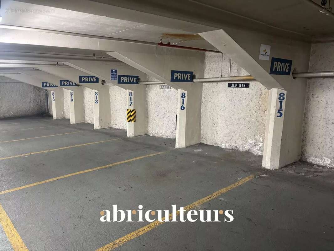 Parking à PARIS-9E