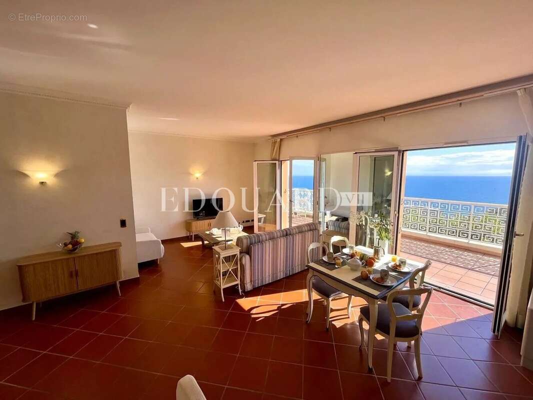 Dans un domaine privé et sécurisé, à vendre villa de prestige avec vue panoramique sur la Principauté de Monaco - photo 2