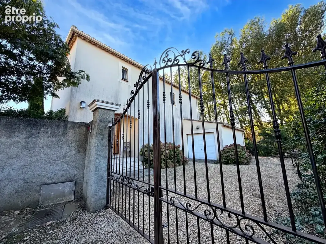 Maison familiale avec piscine dans un écrin de verdure - photo 4