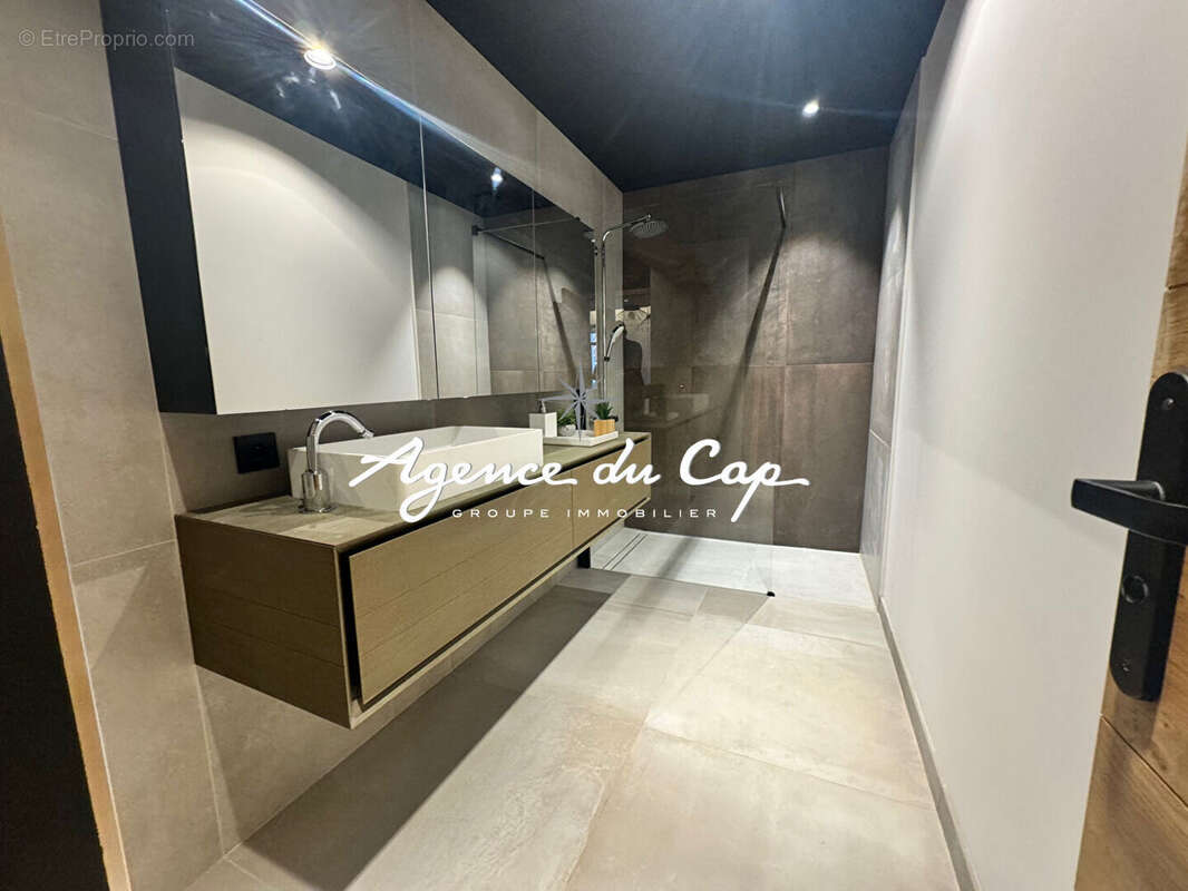 Appartement 4 pieces  renové 130m² avec terrasse de 22m² dernier etage frejus centre historique - photo 6