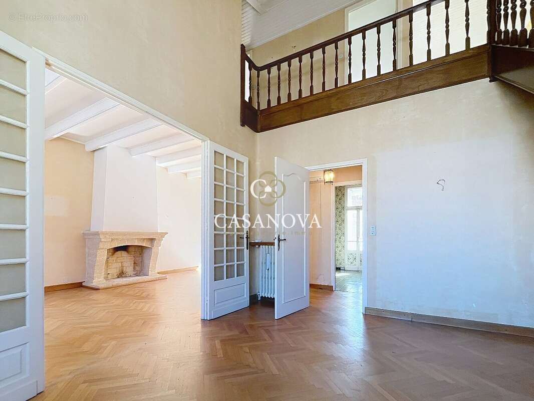 Proche PEZENAS: Belle maison ancienn de caractère avec PATIO intimiste & terrasse. 230 m² hab. + gd GARAGE / atelier. Emplacemen - photo 7