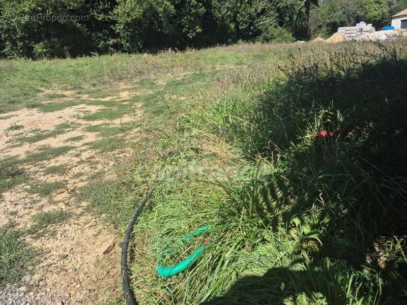 Terrain à VEZENOBRES